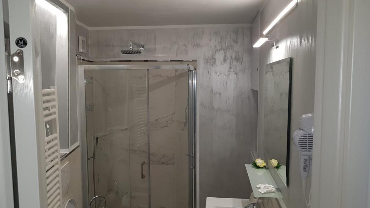 Water Lily Apartment - Self Check-In Nagyvárad Kültér fotó